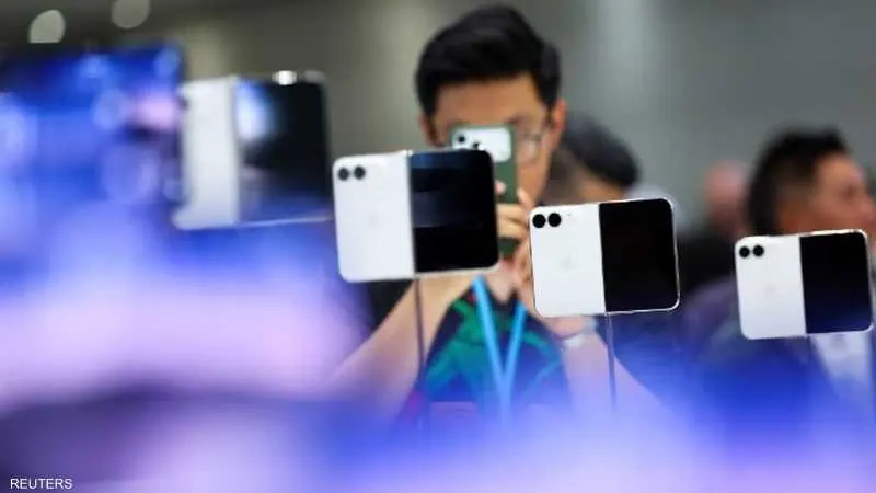 مستخدمون لليد اليسرى يهاجمون تصميم "آيفون ديو" الجديد — Left-handed users attack new iPhone Duo design
