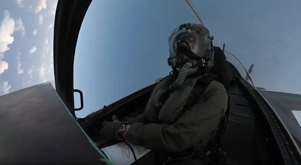 حيلة هندسية.. لماذا يبدو طيار إف-16 مستلقياً داخل قمرة القيادة؟ — An Engineering Trick: Why Does an F-16 Pilot Look Like He’s Lying Down in the Cockpit?