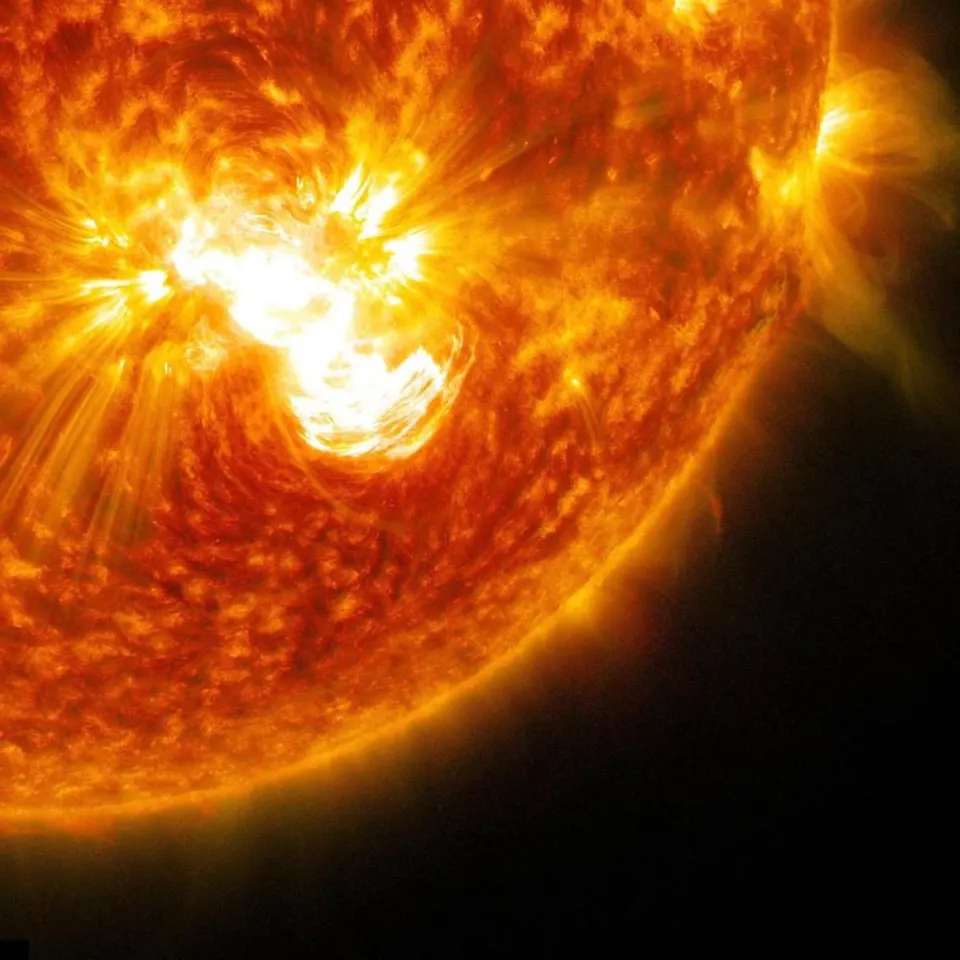 بقعة شمسية أكبر من الأرض 40 مرة.. سر مخيف وراء التوهجات العملاقة — A Sunspot 40 Times the Size of Earth – A Terrifying Secret Behind Gigantic Flares