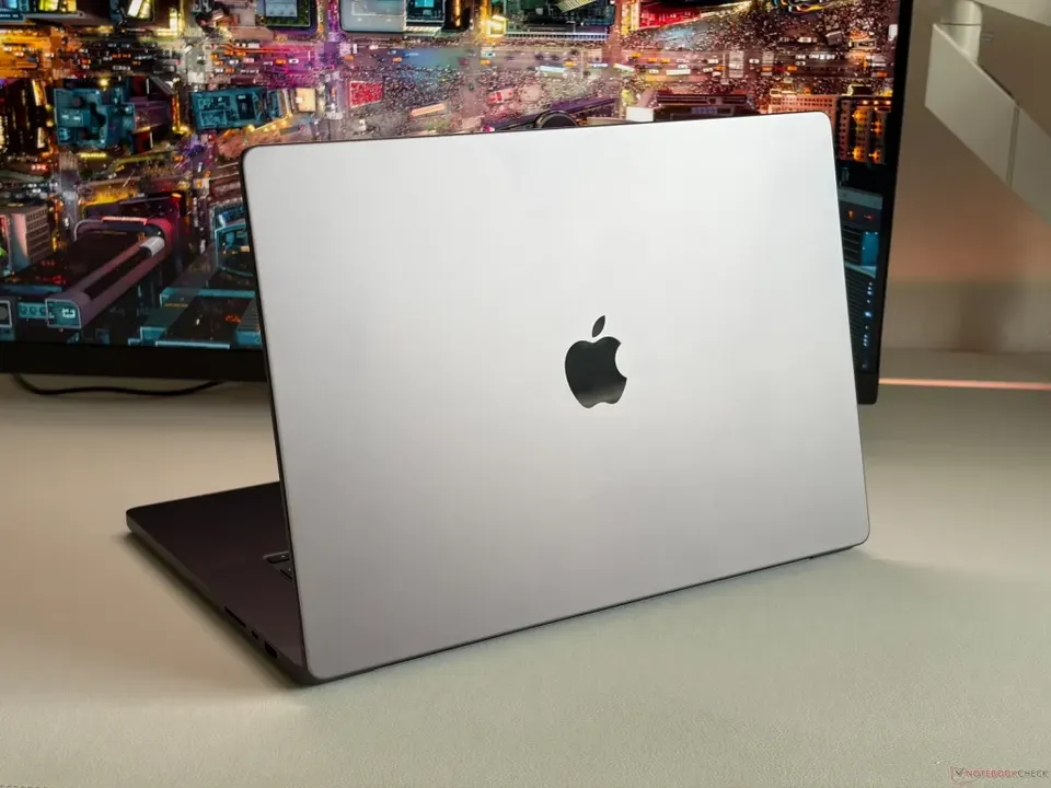 أبل خفّضت أداء شريحة M5 Max بتحديث برمجي.. الحقيقة ليست كما تبدو! — Apple slowed down the performance of the M5 Max chip with a software update. The truth is not as it seems!